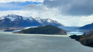 Dağlardaki gölün güzel manzarası