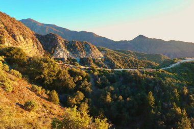 Gün batımında Büyük Ayı dağının manzarası 