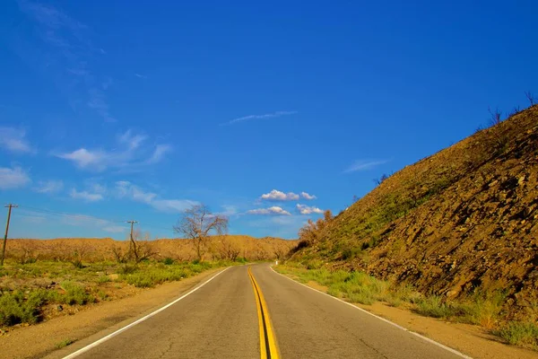 加利福尼亚沙漠空旷的道路 — 图库照片