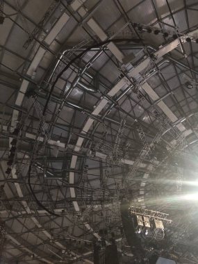 Demir gökyüzü alçakça kafasıyla.