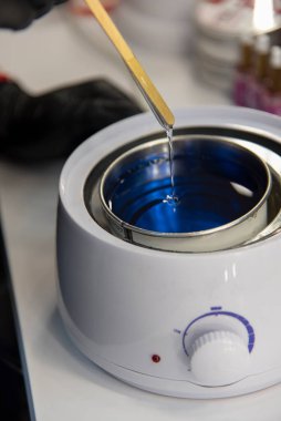 Tüy dökümü için sıcak mum. Defilasyon Sihirbazı Ahşap Çubukla Mavi Balmumu Canlandırdı