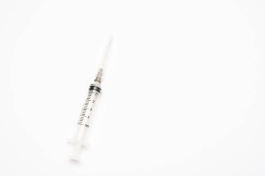 Beyaz arkaplanda şırınga