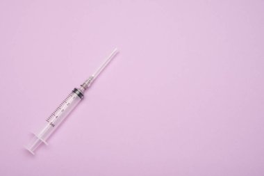 Şırınga pembe sahneye konur.