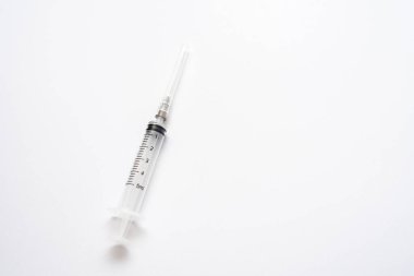 Beyaz arkaplanda şırınga