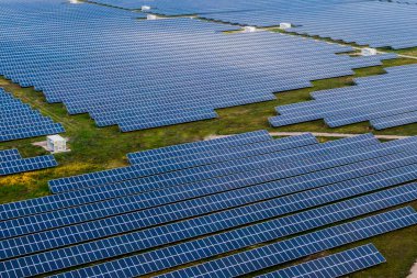 Alternatif elektrik kaynağı - sürdürülebilir kaynak kavramı. Güneş enerjisi santrali. Güneş panelleri, fotovoltaik, hava manzarası