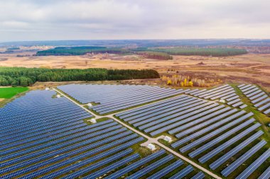 Güneş enerjisi santrali. Drone fotoğrafı. Güneş panelleri, fotovoltaik, alternatif elektrik kaynağı - sürdürülebilir kaynak kavramı
