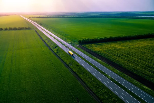Gele Vrachtwagen Rijden Asfaltweg Langs Groene Velden Gezien Vanuit Lucht — Stockfoto