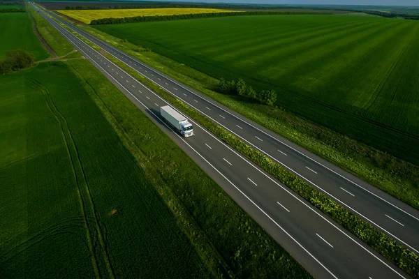 Witte Vrachtwagen Rijden Asfaltweg Langs Groene Velden Gezien Vanuit Lucht — Stockfoto