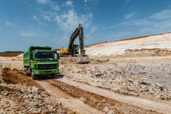 Gele Graafmachine Mijnen Blauwe Klei Ladingen Groene Vrachtwagen Kleinbouw — Stockfoto