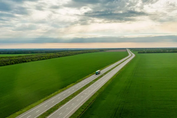 Groene Vrachtwagen Rijden Asfaltweg Langs Groene Velden Gezien Vanuit Lucht — Stockfoto