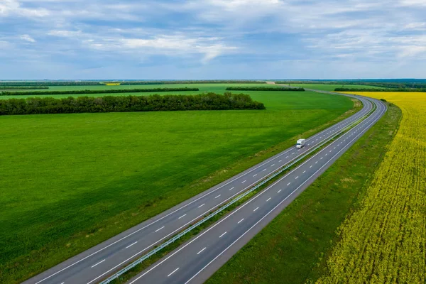 Lading Levering Witte Vrachtwagen Rijden Asfalt Weg Langs Groene Velden — Stockfoto