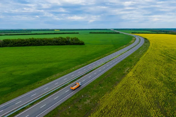 Oranje Vrachtwagen Rijden Asfaltweg Langs Groene Velden Gezien Vanuit Lucht — Stockfoto