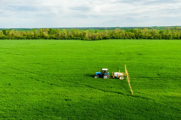 Tractor Spuiten Herbicide Tarweveld Met Sproeier Landbouw Landbouw Ggo Verontreiniging — Stockfoto
