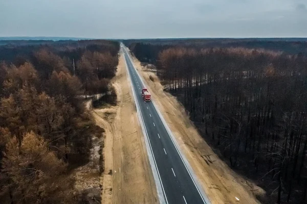 Verbrand Bos Langs Asfaltweg Natuurlijke Ramp Red Vrachtwagen Rijdt Asfalt — Stockfoto