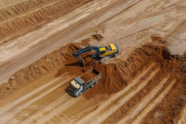 Steengroeve Ontwikkeling Voor Kleiwinning Overbelasting Werkt Graafmachine Breekt Bovengrond Klei — Stockfoto