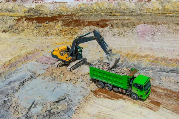 Klei Delven Gele Bulldozer Mijnen Klei Ladingen Groene Vrachtwagen Klei — Stockfoto