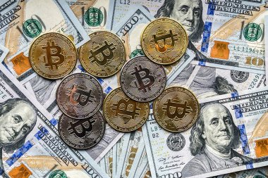 100 dolarlık banknotlarda altın ve gümüş Bitcoin 'ler.