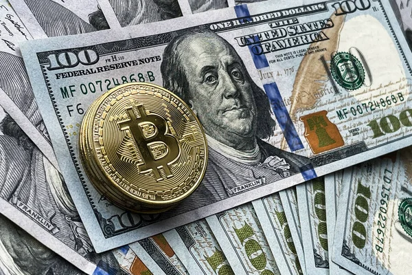 Primo Piano Monete Oro Bitcoin Cripto Valuta Sulle Banconote Dollari — Foto Stock