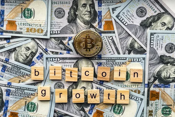 Bitcoin Concetto Crescita Criptovaluta Lettere Legno Banconote Cento Dollari — Foto Stock