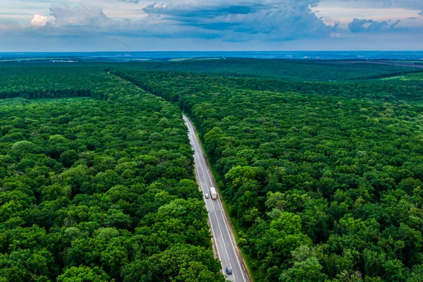 Witte Vrachtwagen Rijden Asfaltweg Door Een Groen Bos Bovenaanzicht Luchtzichtlandschap — Stockfoto