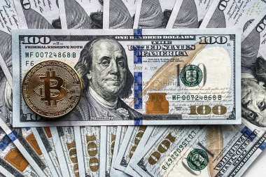 ABD doları banknotlarında bir altın Bitcoin şifreleme parası. Elektronik para ve nakit.