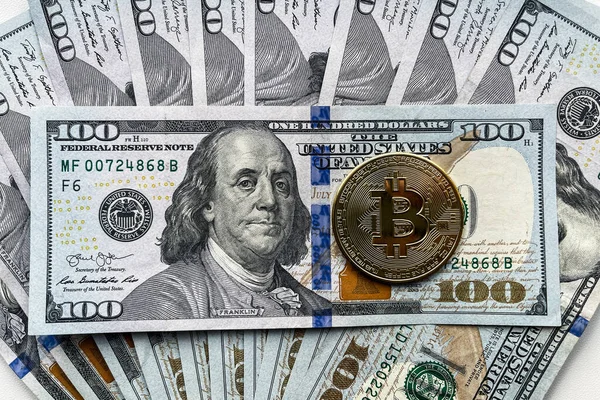 Primo Piano Una Moneta Oro Bitcoin Crypto Valuta Sulle Banconote — Foto Stock