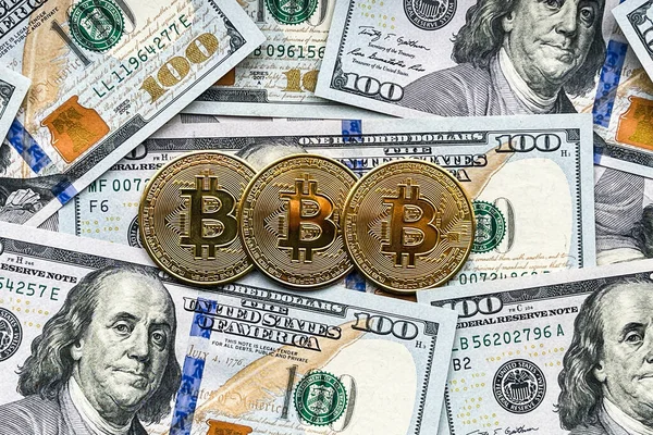 Tre Monete Oro Bitcoin Cripto Valuta Banconote Dollari Usa Moneta — Foto Stock