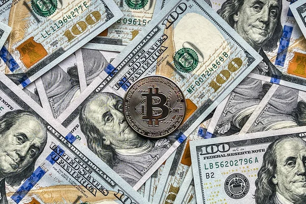 Una Moneta Argento Bitcoin Criptovaluta Sulle Banconote Dollari Usa Moneta — Foto Stock