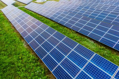 Temiz enerji üretimi için kullanılan bir güneş parkındaki güneş panelleri. Hava manzaralı. Drone fotoğrafı