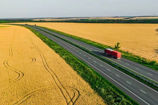 Rode Vrachtwagen Bergweg Tussen Tarwevelden Vracht Levering Rijden Asfalt Weg — Stockfoto