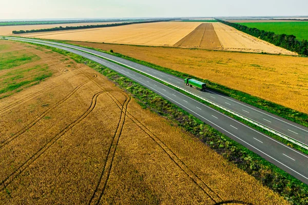 Groene Vrachtwagen Bergweg Tussen Tarwevelden Vracht Levering Rijden Asfalt Weg — Stockfoto