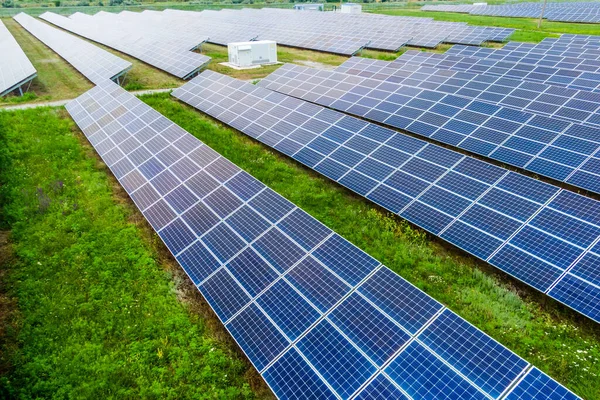 Solarpaneele Auf Grünem Gras Zur Produktion Sauberer Energie Luftaufnahme Drohnenfoto — Stockfoto