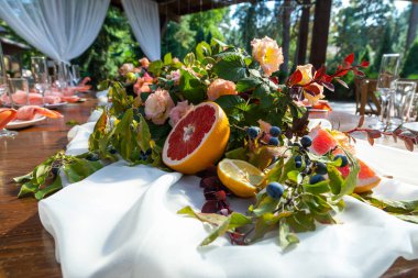 Düğün yemeği için servis edilen masanın detaylarını kapat. Turunçgiller için dekorasyon konsepti ya da açık hava restoranında sosyal etkinlikler. 