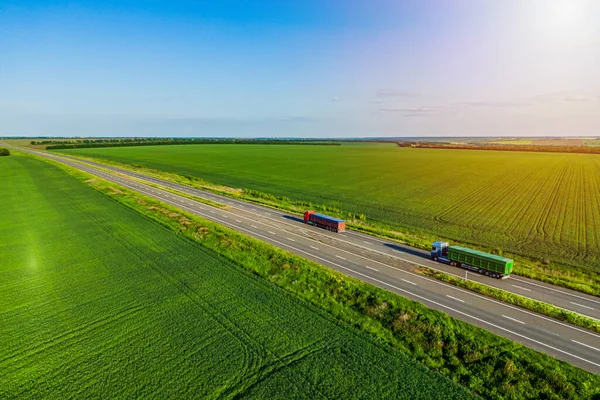 Rode Groene Vrachtwagens Higthway Zonsondergang Vracht Levering Rijden Asfaltweg Langs — Stockfoto