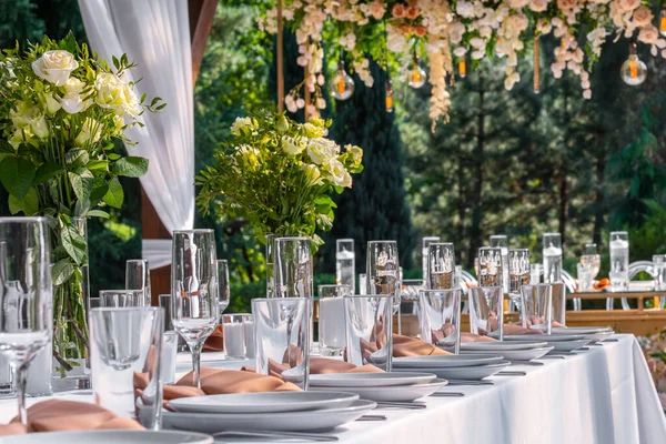 꽃병에 꽃으로 장식된 테이블 플로리스 야외에 손님들을 초록빛 식탁을 놓는다 — 스톡 사진