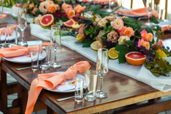 Τραπέζι Σερβιρισμένο Για Γαμήλιο Δείπνο Θέα Από Κοντά Διακόσμηση Έννοια — Φωτογραφία Αρχείου
