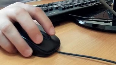 bir bilgisayar fare ile çalışma