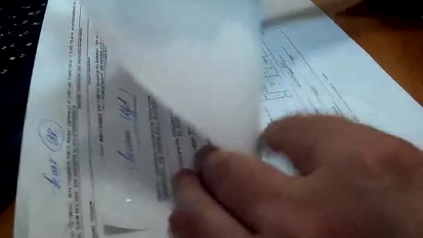 Trabalhar com um documento em papel — Vídeo de Stock