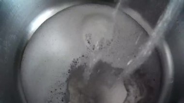 Köpük ve su ile lavabo