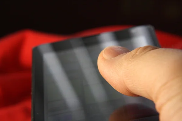 Eller bir adam ile bir smartphone
