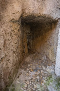 İtalya 'nın ortaçağ kenti Calcata Vecchia' nın dar ve alçak taş sokaklarının görüntüsü