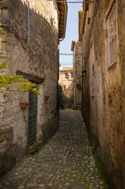 İtalya 'nın ortaçağ şehri Calcata Vecchia' nın dar kaldırımlı caddesi