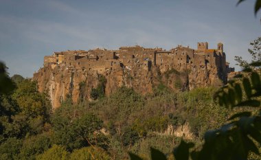 İtalya 'daki dağ yolundan Calcata Vecchia' nın manzarası