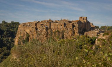 İtalya 'daki dağ yolundan Calcata Vecchia' nın manzarası