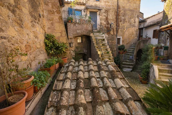 イタリアのカルカタ ヴェッキアの中世の町のタイル張りの屋根を持つ都市景観 — ストック写真