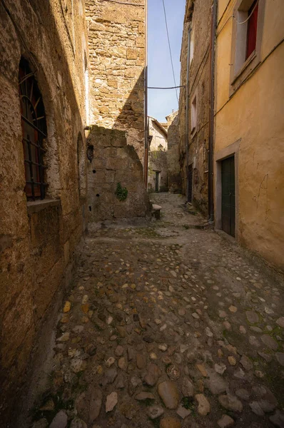 Estrecha Calle Adoquinada Ciudad Medieval Calcata Vecchia Italia —  Fotos de Stock