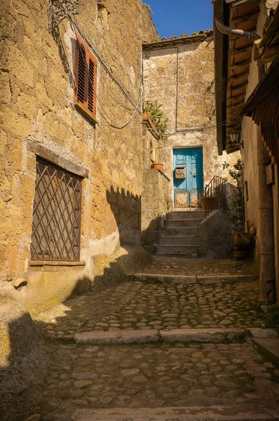 Estrecha Calle Adoquinada Ciudad Medieval Calcata Vecchia Italia —  Fotos de Stock