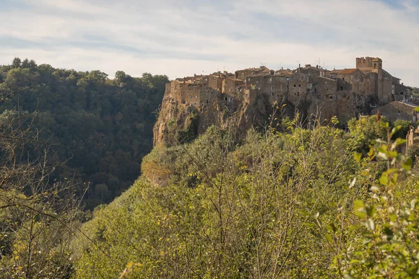 从意大利山路看Calcata Vecchia的风景 — 图库照片