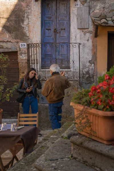 Calcata Vecchia イタリア 2020年10月20日 イタリアのCalcata Vecchia Italyの花の多くの石段の上に仮面の人々 コロナウイルス第2波 第19波 社会的距離を保つ — ストック写真
