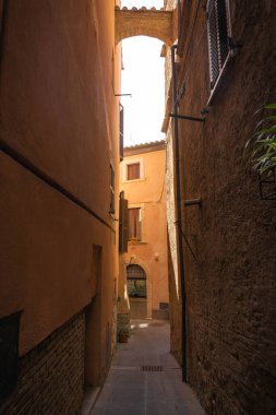 Ortaçağ Orte şehrinin dar sokakları İtalya 'da